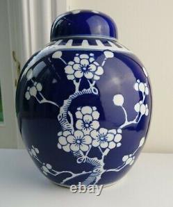 Chinese ginger Jar Blue and White 20th Century Large 21cm tall Vintage