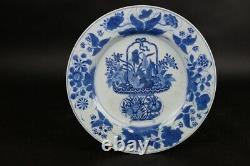 Large Antique Chinese Porcelain Plate, Flowerbaket, Kangxi 17th Century. 26.5cm