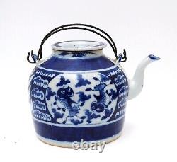 Large antique Chinese 18th / 19th century Chinese blue & white teapot