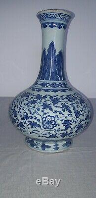 Large antique chinese blue and white vase. Kangxi. 1644.1722