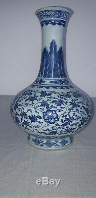 Large antique chinese blue and white vase. Kangxi. 1644.1722