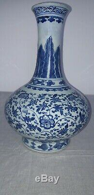 Large antique chinese blue and white vase. Kangxi. 1644.1722