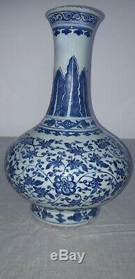 Large antique chinese blue and white vase. Kangxi. 1644.1722