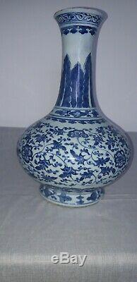 Large antique chinese blue and white vase. Kangxi. 1644.1722