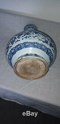 Large antique chinese blue and white vase. Kangxi. 1644.1722