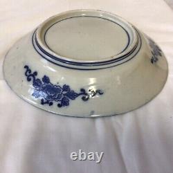 Ancien grand plat chinois aux carpes Koi bleues et blanches