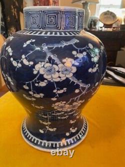 Ancien pot en porcelaine chinois bleu et blanc avec arbre de cerisier