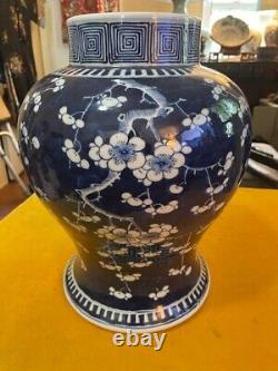 Ancien pot en porcelaine chinois bleu et blanc avec arbre de cerisier