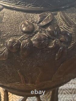 Ancienne grande urne en bronze chinois avec couvercle, ornée de fleurs, d'oiseaux et de jambes de bambou.