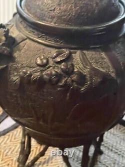 Ancienne grande urne en bronze chinois avec couvercle, ornée de fleurs, d'oiseaux et de jambes de bambou.