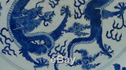 Antique19c Chinois Grand Bleu Et Blanc Dragons Porcelaine De Combat Pour Le Chargeur Perle