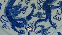 Antique19c Chinois Grand Bleu Et Blanc Dragons Porcelaine De Combat Pour Le Chargeur Perle