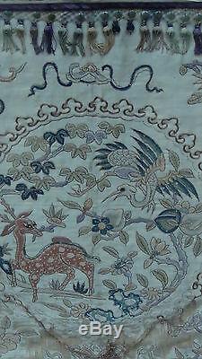 Antique Chinois Grande Broderie De Soie Avec Panneau Cher, Crane, Phoenix & Foo-lions