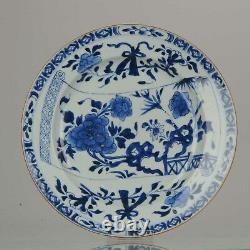 Antique Grand Kangxi Période Assiette Bleue Et Blanche Avec Scroll Porcelaine Chinoise