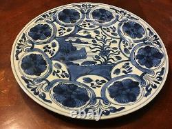 Antique Grande Assiette Bleue Chinoise Et Blanche, Période Kangxi. 9 7/8 Dia