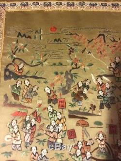 Antique Vieux Grand Panneau Soie Broderie Asiatique Chinois Encadrée Folk Art Figures