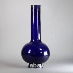 Antique grande bouteille vase en verre bleu de Chine de Beijing, probablement du XVIIIe siècle.