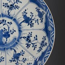 Beau Grand Bleu Chinois Et Chargeur Blanc, Fleurs, 18 Ct. Période Kangxi