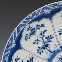 Beau Grand Chargeur Bleu Et Blanc Chinois, Fleurs, 18 Ct. Période Kangxi