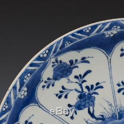 Beau Grand Chargeur Bleu Et Blanc Chinois, Fleurs, 18 Ct. Période Kangxi