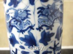 Beau grand vase antique chinois Kangxi avec des dragons bleus et blancs