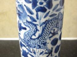 Beau grand vase antique chinois Kangxi avec des dragons bleus et blancs
