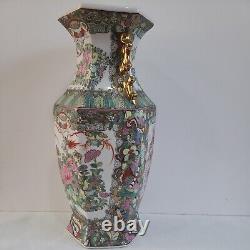 Beau grand vase émaillé chinois de style famille rose avec des figures et signé de l'époque vintage