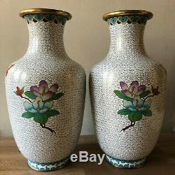 Belle Paire De Grands Vases Chinois Cloisonné Pivoine Et Design Papillon