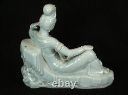 Belle et rare grande figurine chinoise en porcelaine ancienne de Quan Kwan Yin couchée