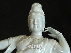 Belle et rare grande figurine chinoise en porcelaine ancienne de Quan Kwan Yin couchée