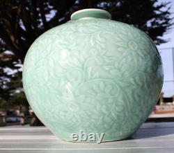 Belle grande vase en porcelaine céladon sculptée de l'époque Qing chinoise avec marque Qianlong