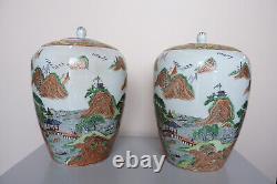 Belle paire de grands vases chinois anciens peints à la main en Famille Rose