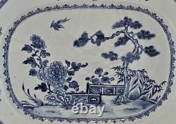 Belle plat rectangulaire en porcelaine chinoise du XVIIIe siècle avec jardin clôturé