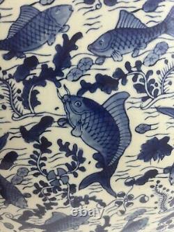 Belle porcelaine chinoise bleue et blanche Exquis vase lourd en forme de lune de grande taille