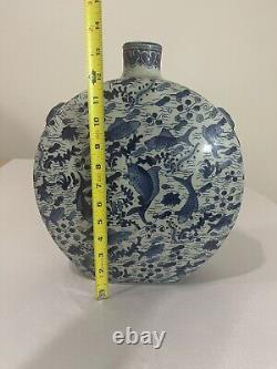 Belle porcelaine chinoise bleue et blanche Exquis vase lourd en forme de lune de grande taille