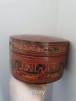 Boîte ancienne en bois laqué chinois, de grande taille et peinte à la main