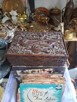 Boîte antique chinoise en bois du début du 19e siècle, ornée d'un grand dragon oriental.