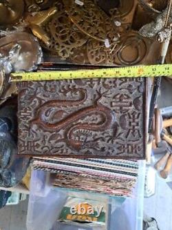 Boîte antique chinoise en bois du début du 19e siècle, ornée d'un grand dragon oriental.