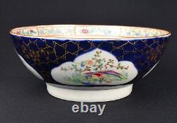 Bol chinois du XVIIIe siècle à fond bleu avec dorure et émail, de 25,5 cm de diamètre.
