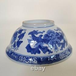 Bol en porcelaine chinoise ancienne bleue et blanche avec motif de fleurs