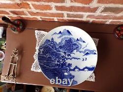 Charger / Centre de table chinois antique décoratif en bleu et blanc de 38 cm de diamètre.