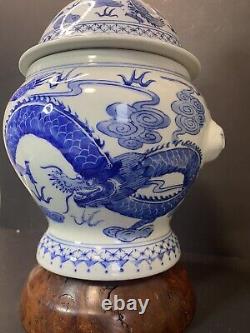 Chine Bleu Blanc Porcelaine Grand Temple Jar Dragons Bouddha Face Poignées Unique