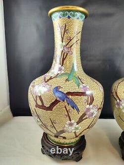 Chinese Vintage Large Cloisonné Vase Paire 10.5 Bird Miroir Stands En Bois Set