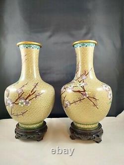 Chinese Vintage Large Cloisonné Vase Paire 10.5 Bird Miroir Stands En Bois Set