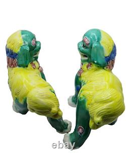 Deux grandes figurines de foo dog en porcelaine chinoise peintes à la main du début du XXe siècle.