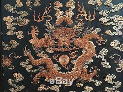 Écran De Salle À Trois Panneaux Brodé Avec Un Dragon En Soie Brodé Rare Et De Grande Dynastie Qing