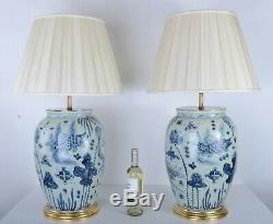 Exceptionnelle Grande Paire De Lampes En Céramique Vase Chinois Avec Des Bases En Bois Gild