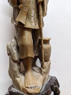 Figure en pierre de savon sculptée chinoise antique de grande taille du début du XXe siècle d'un pêcheur