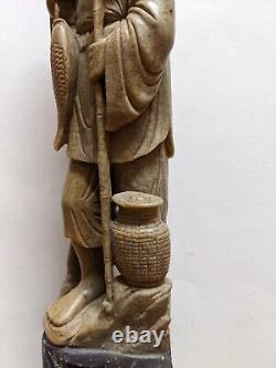 Figure en pierre de savon sculptée chinoise antique de grande taille du début du XXe siècle d'un pêcheur