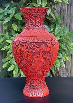 Grand Antique Chinois Rouge Cinnabar Sculpté Vase Asiatique Village Chercheurs Paysage